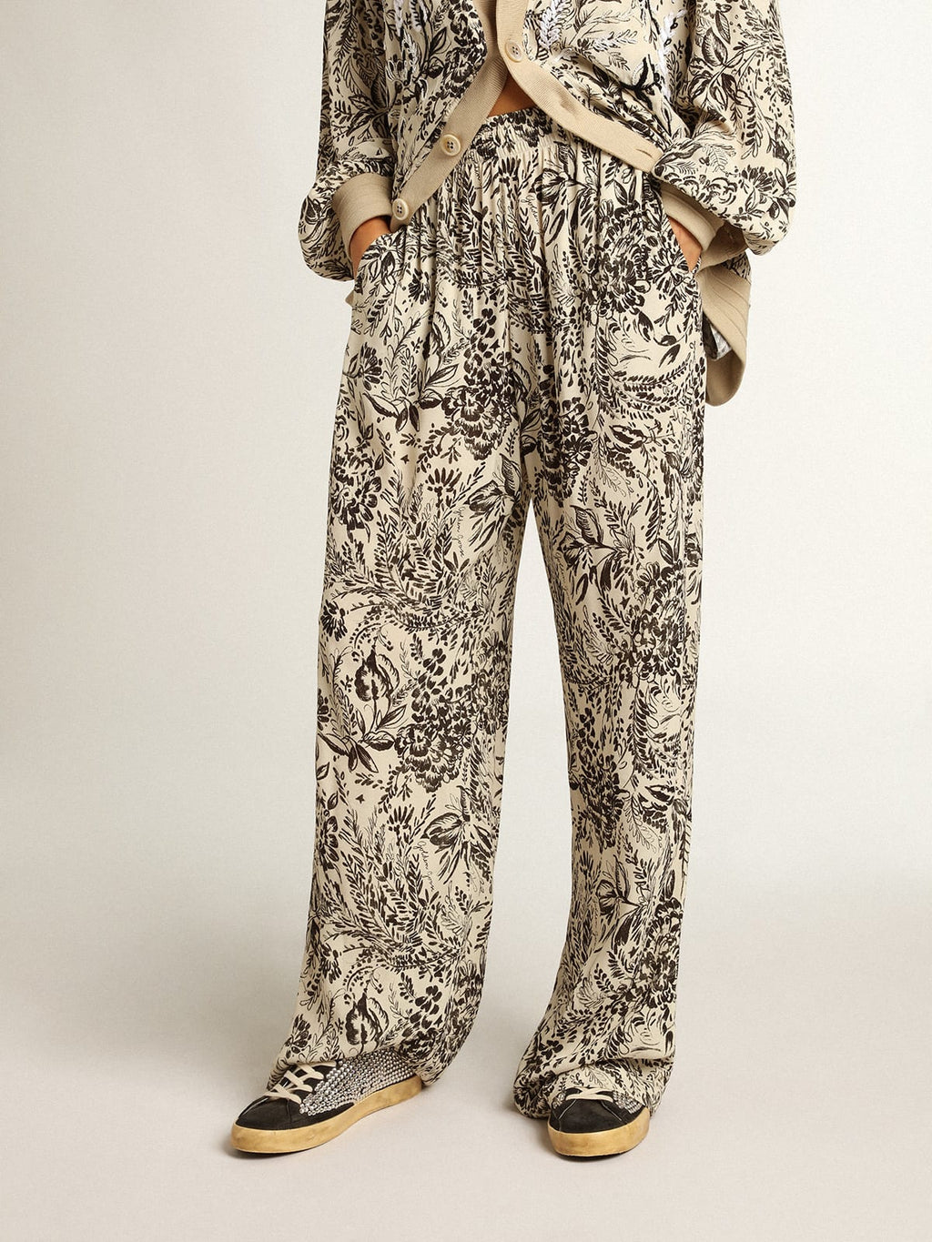 Pantalone jogging di colore bianco con stampa toile de jouy nera
