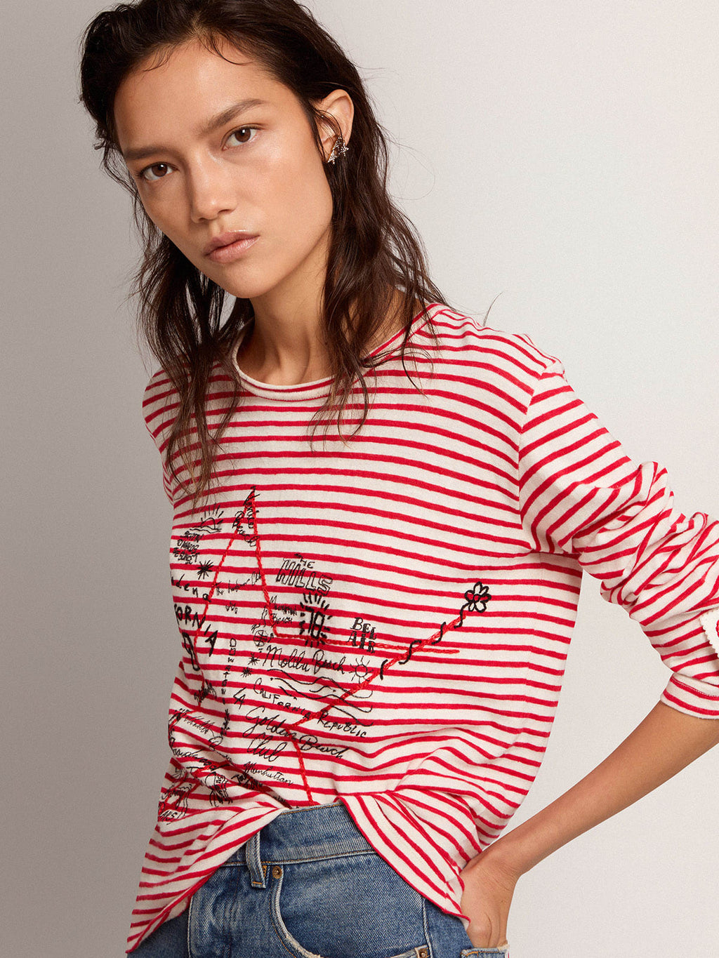 T-shirt con righe bianche e rosse e ricamo sul davanti
