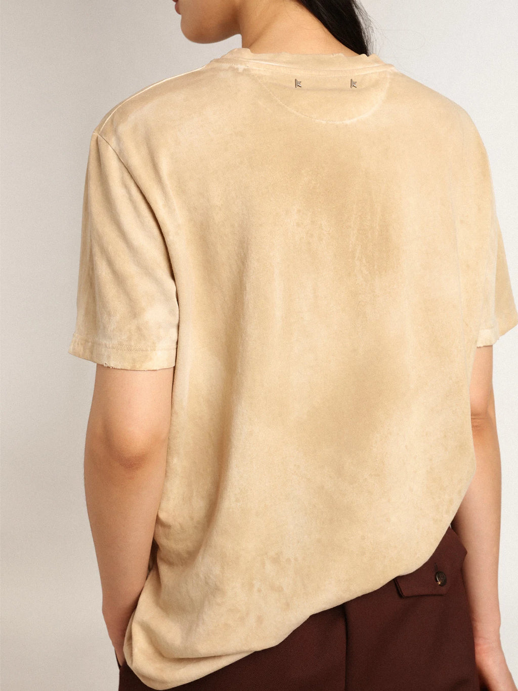 T-shirt Collezione Journey di colore bone white dall'effetto carta con stampa floreale sul davanti