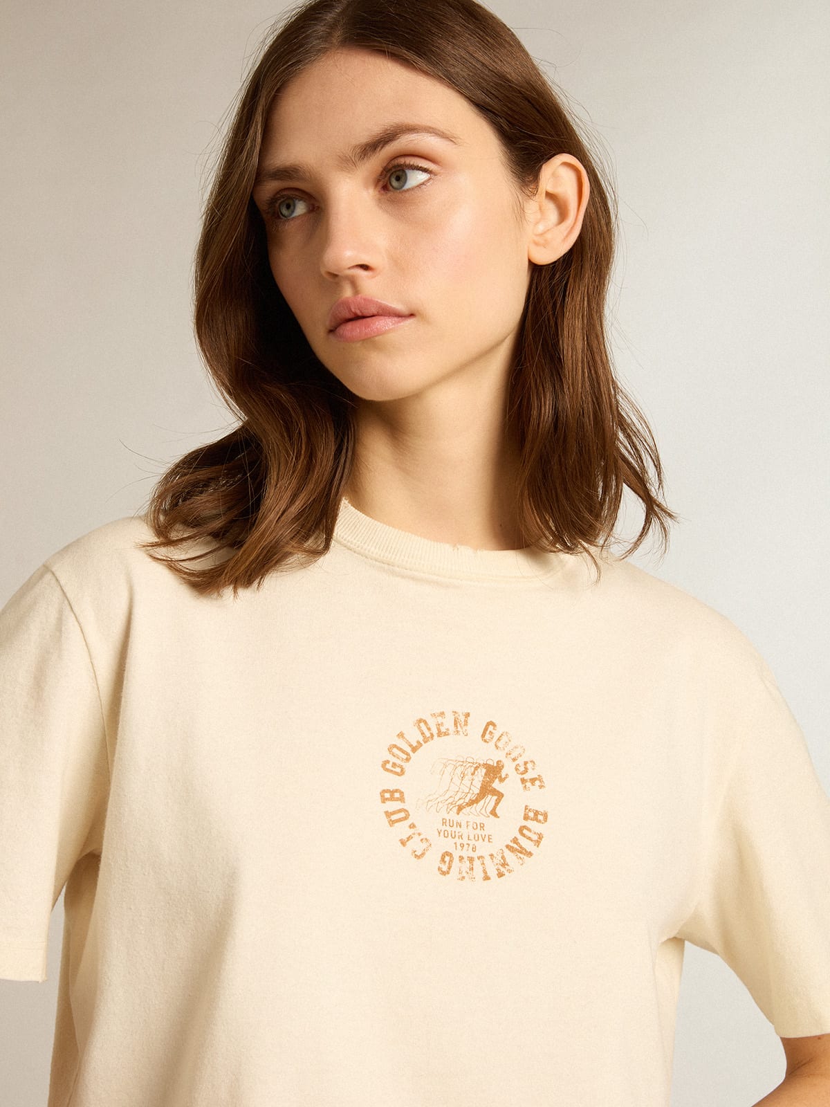 T-shirt in cotone color bianco vissuto con logo stagionale