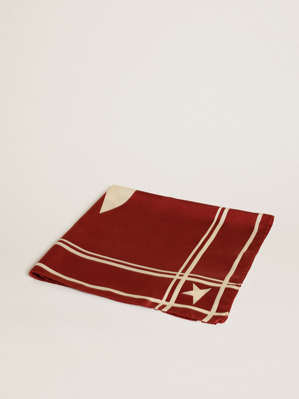 Foulard Collezione Golden di colore rosso con righe e stelle bianche a contrasto