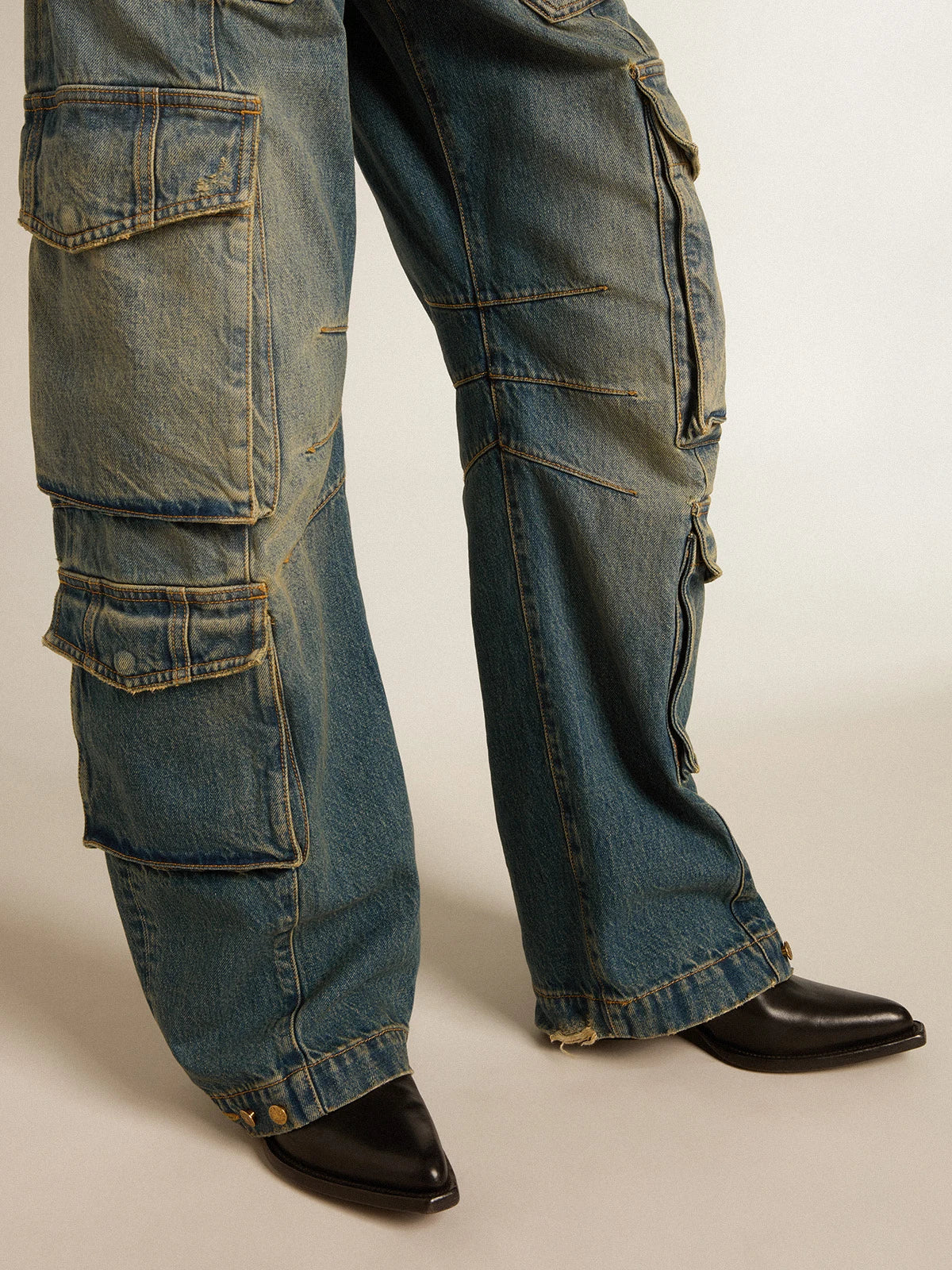 Pantalone blu jeans dal trattamento distressed