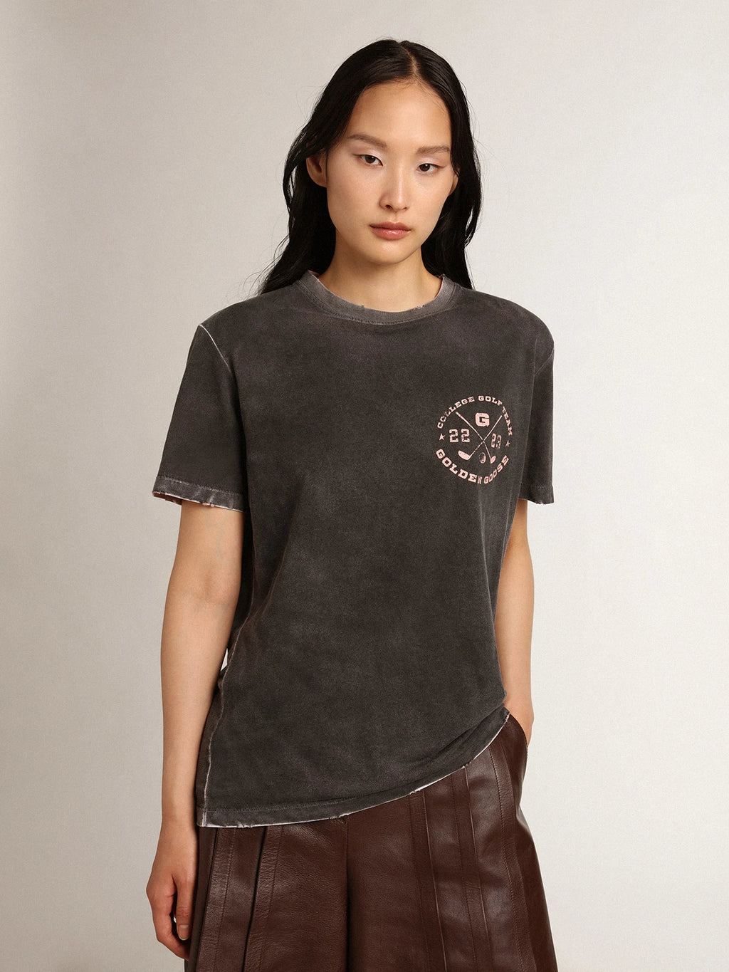 T-shirt grigia Collezione Journey dall'effetto invecchiato con stampa color rosa tenue a contrasto sul davanti e rotture manuali sui profili