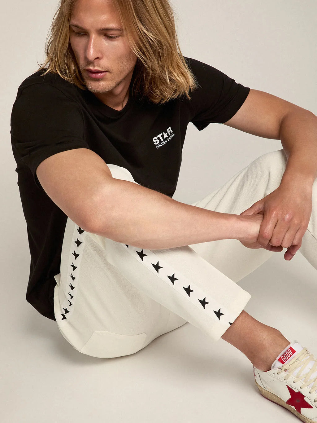 T-shirt nera Collezione Star con logo e stella bianchi a contrasto