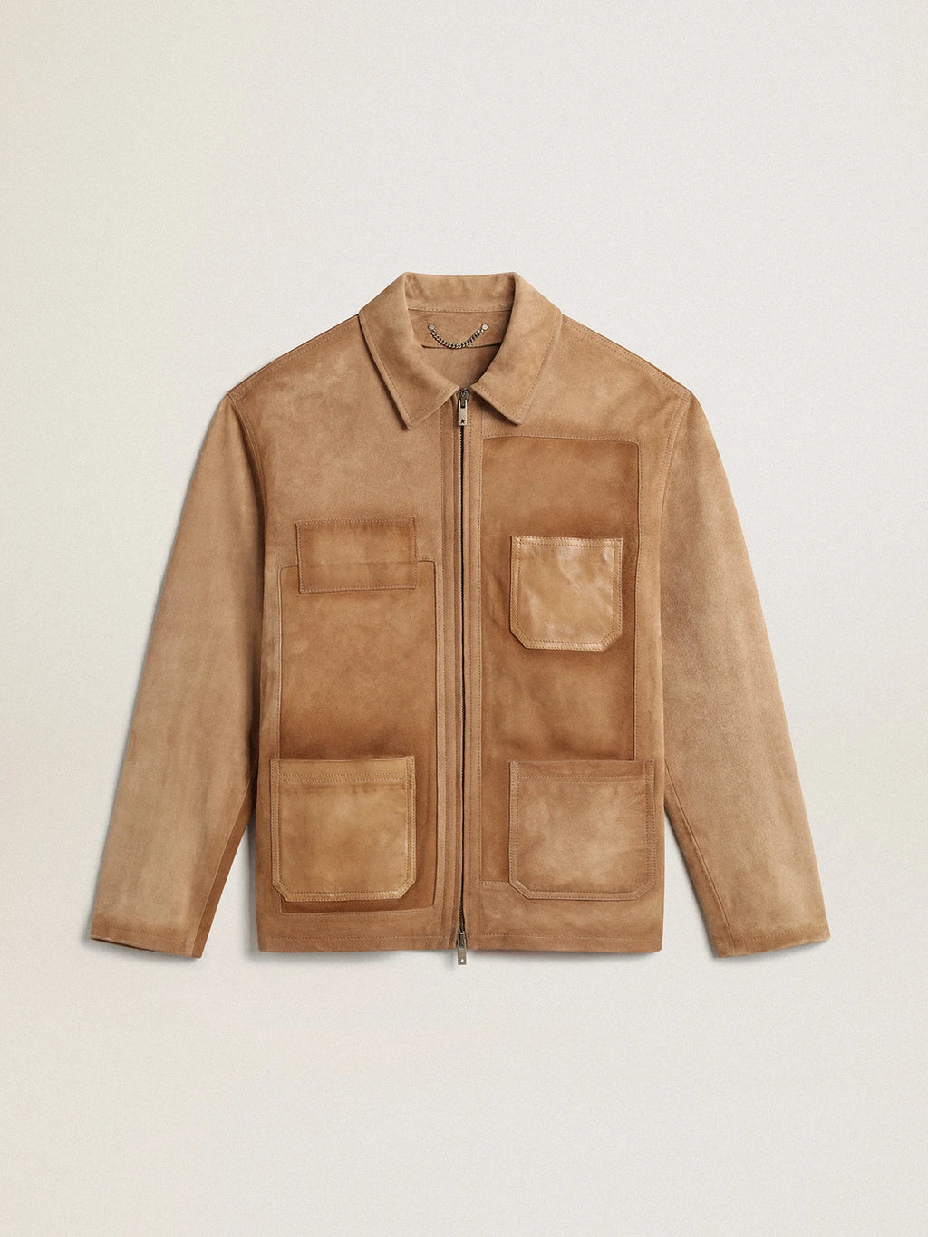 Giacca in pelle color sabbia con patch e chiusura con zip