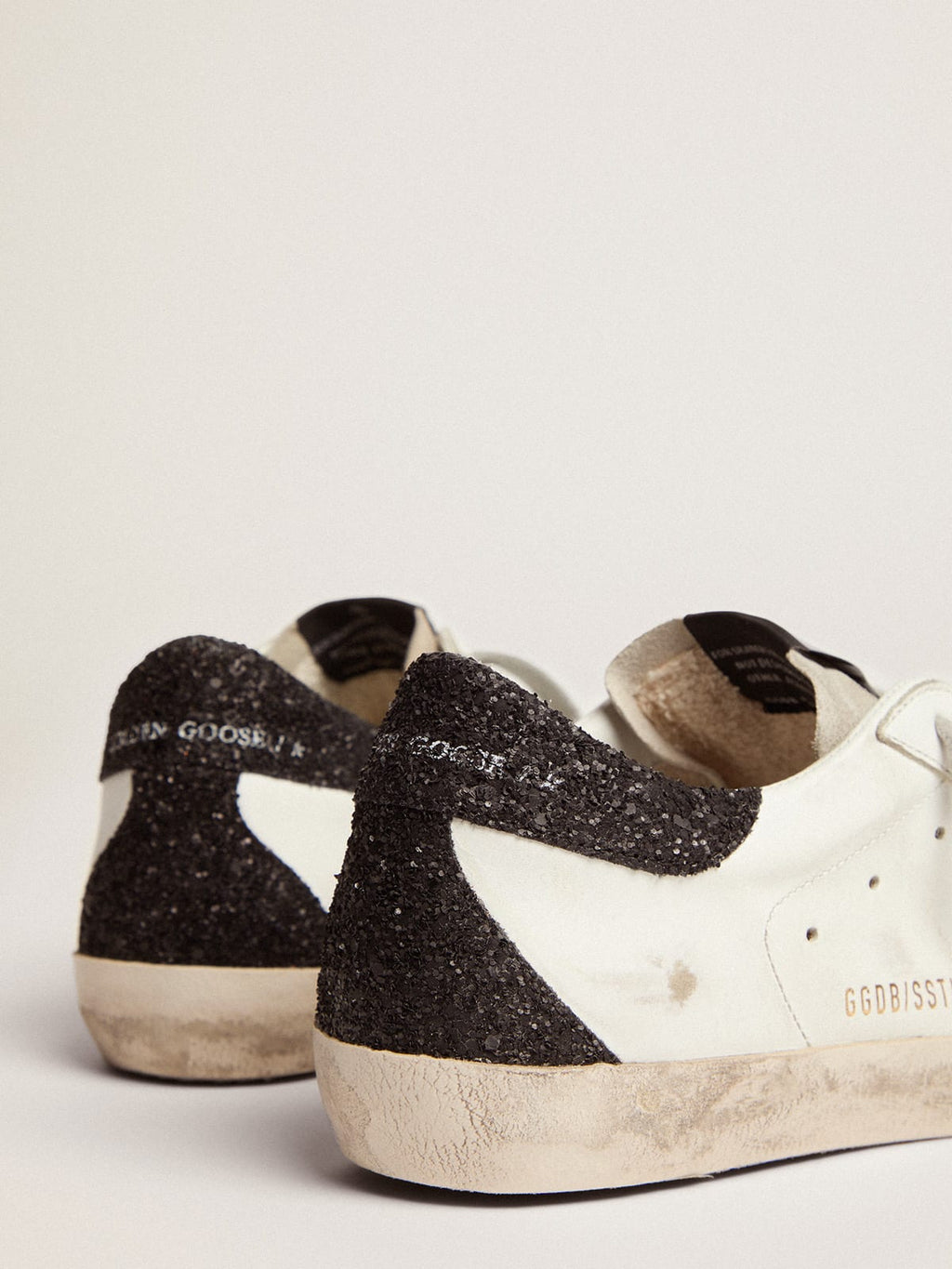 Sneakers Super-Star con stella dorata e talloncino nero in glitter