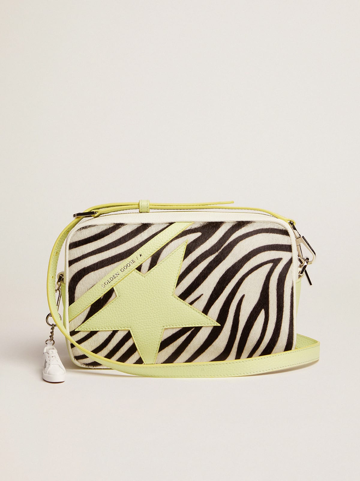 Borsa Star Bag in pelle martellata color bianco e lime con inserto in cavallino zebrato e stella in pelle color lime