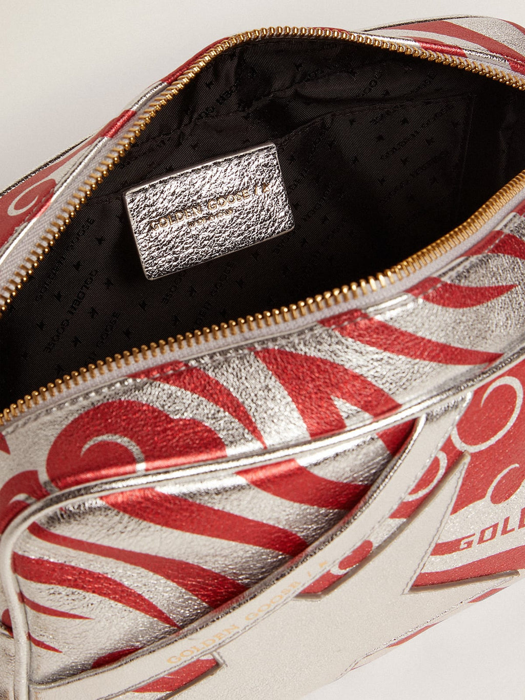 Borsa Star Bag in pelle laminata color argento con stella ton sur ton e stampa tigrata CNY rossa