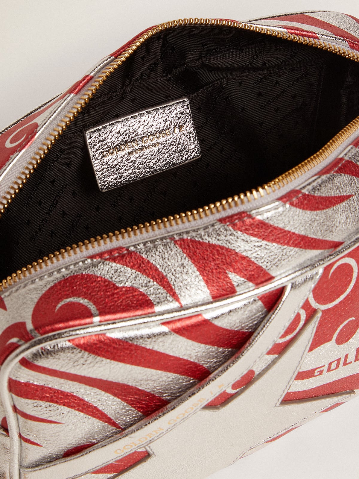 Borsa Star Bag in pelle laminata color argento con stella ton sur ton e stampa tigrata CNY rossa
