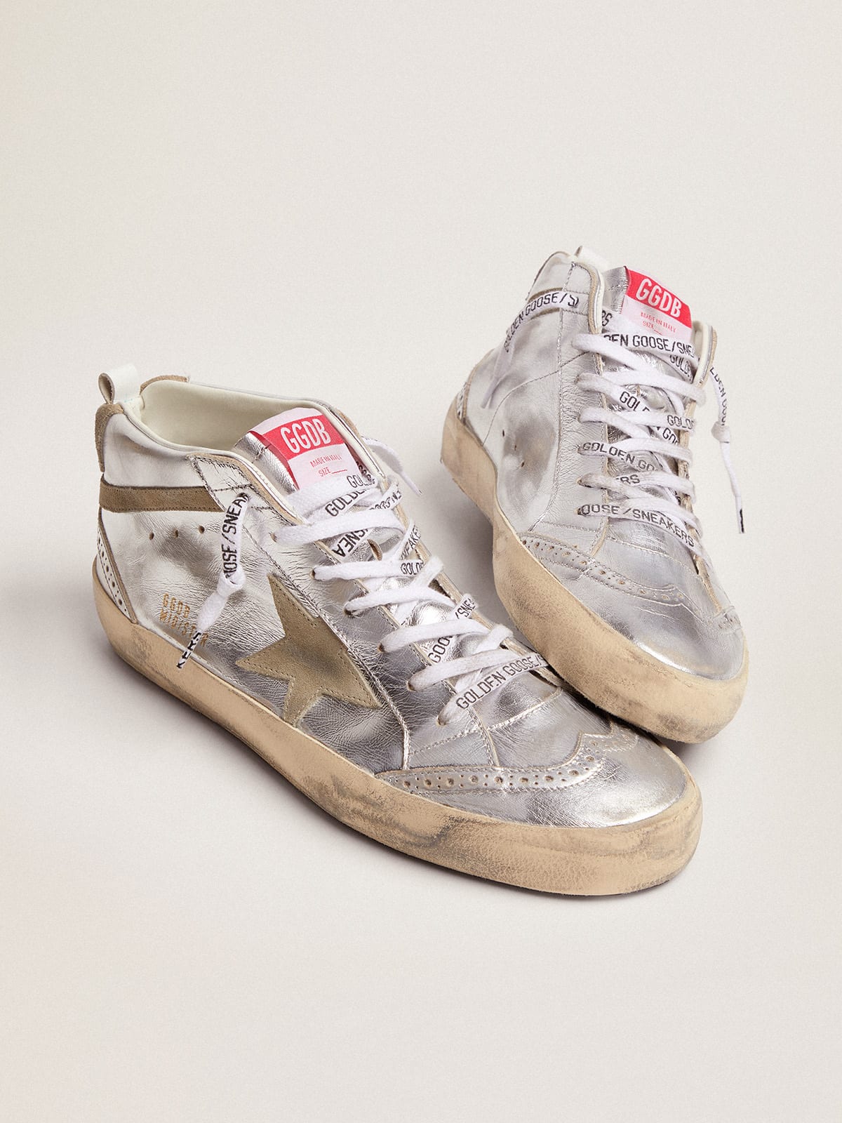 Sneaker Mid Star in pelle laminata color argento con stella e virgola in suede color tortora