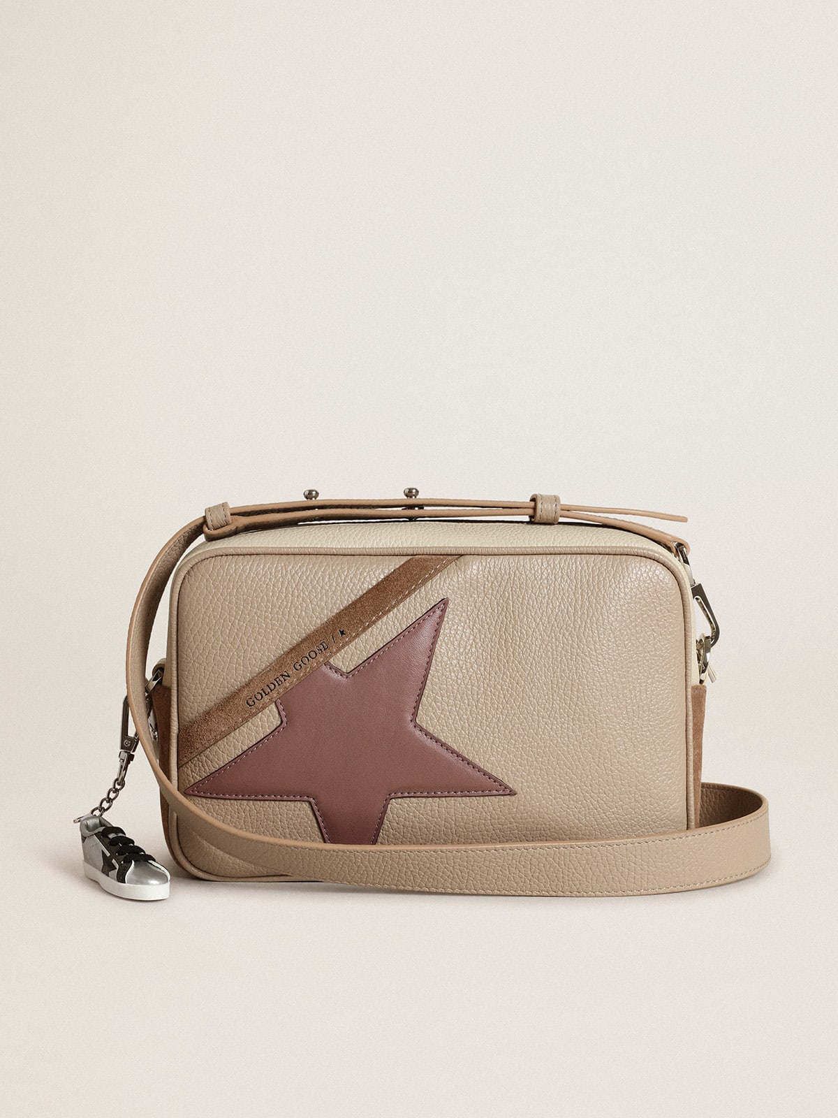 Borsa Star Bag large in pelle martellata color bianco sporco e suede color cappuccino con stella in pelle viola