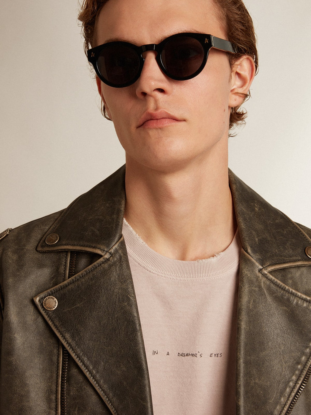 T-shirt uomo rosa pallido con scritta al centro
