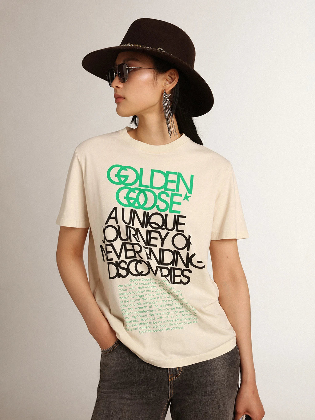 T-shirt Collezione Journey color bone white con scritte di colore nero e verde brillante sul davanti