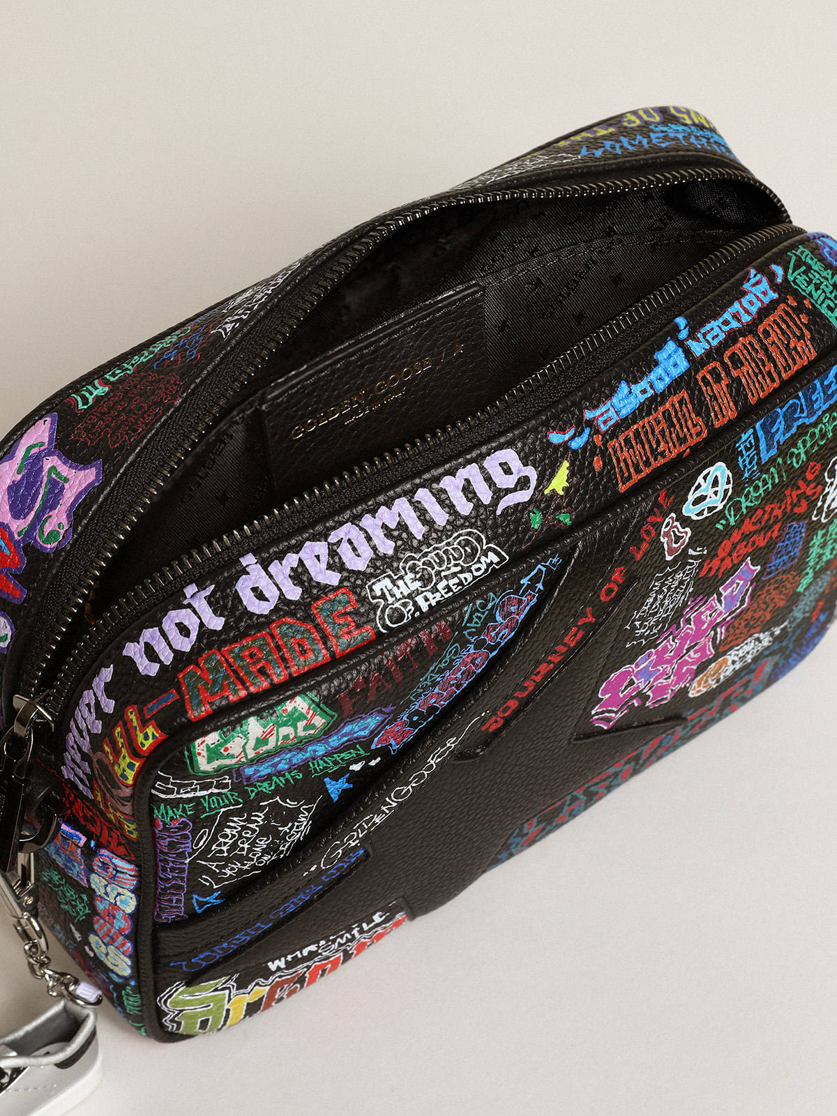 Borsa Star Bag in pelle martellata nera con stella in pelle nera e stampa multicolore all-over