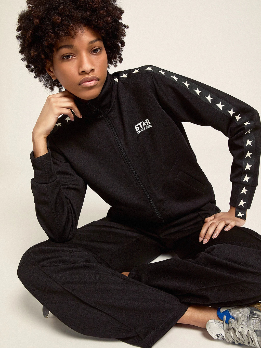 Felpa con zip da donna di colore nero con stelle bianche a contrasto