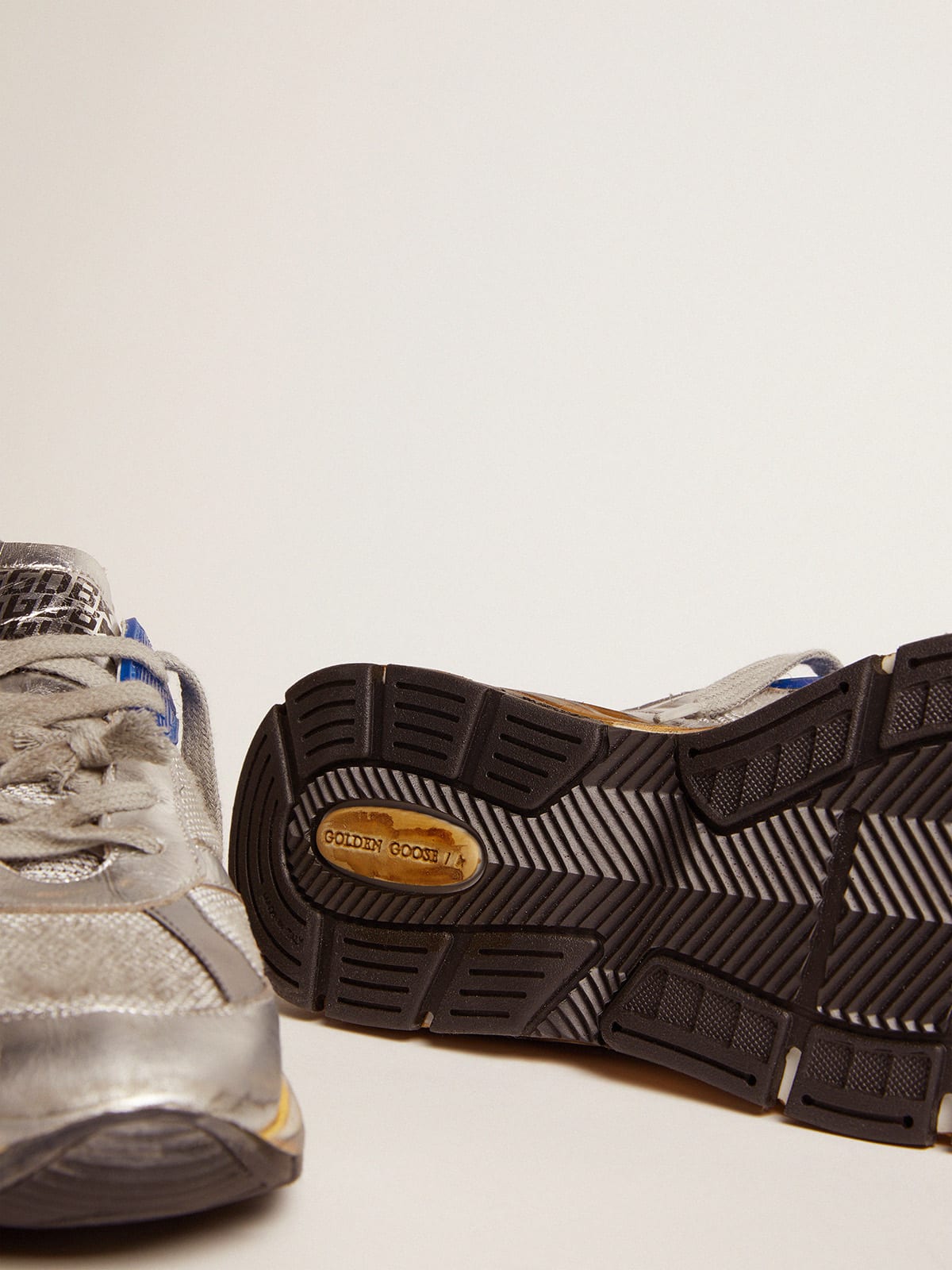 Sneaker Dad-Star color argento e finiture distressed