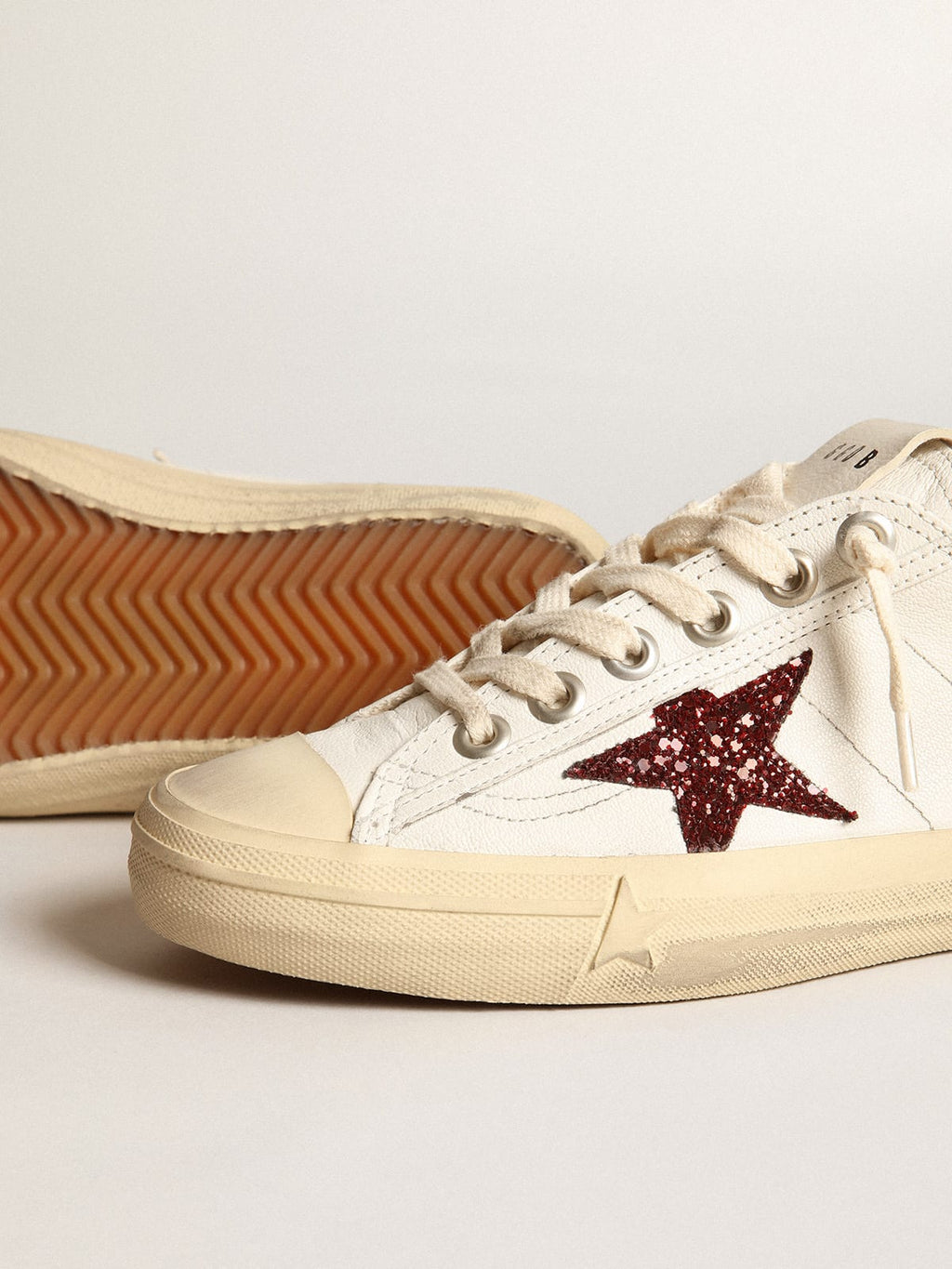 Sneaker V-Star in nappa bianca con stella in glitter rossi
