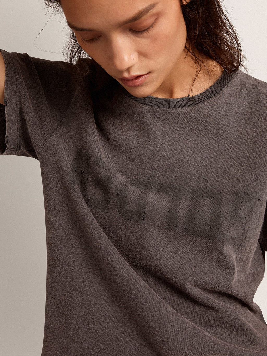 T-shirt dal fit slim di colore grigio antracite dal trattamento distressed