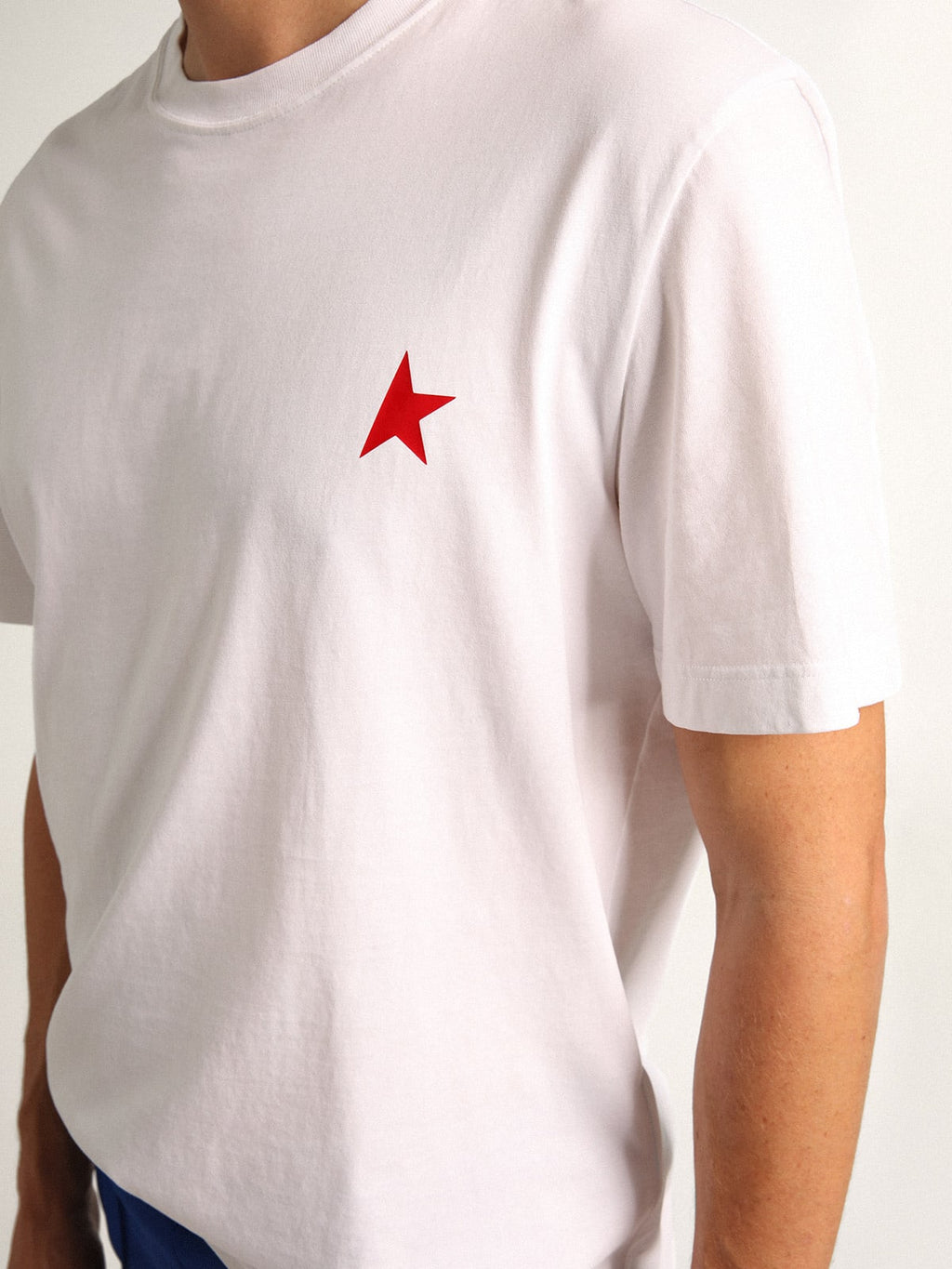T-shirt bianca Collezione Star con stella rossa a contrasto sul davanti