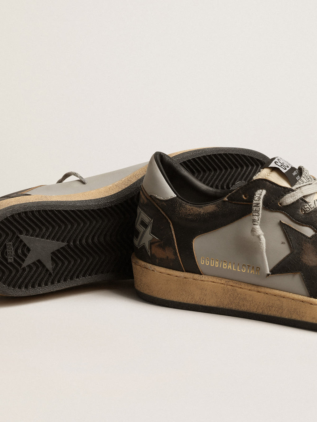 Ball Star in pelle grigia e nera con stella nera