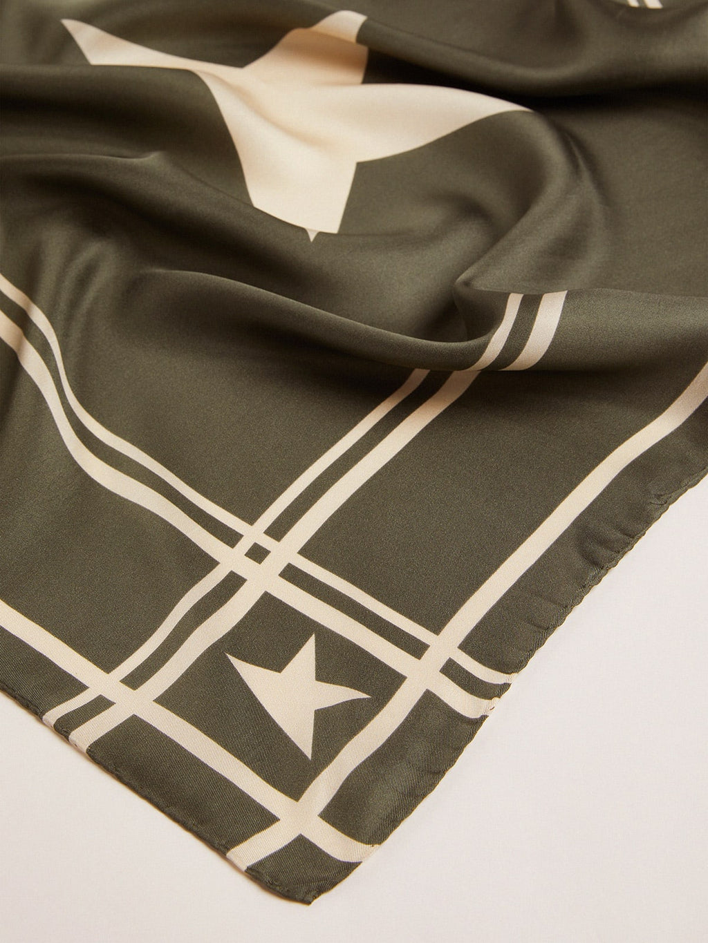Foulard Collezione Golden di colore verde muschio con righe e stelle bianche a contrasto