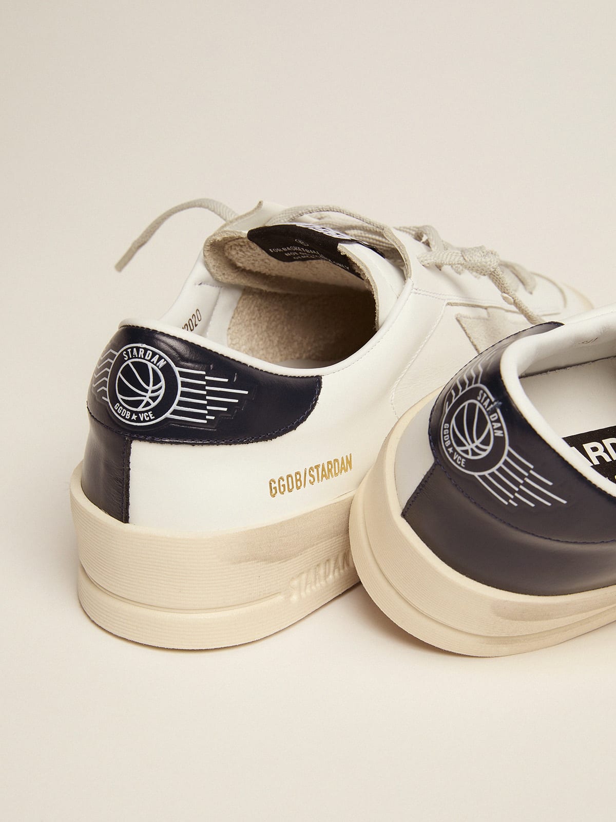 Sneaker Stardan con stella in suede color grigio ghiaccio e talloncino in pelle lucida nera