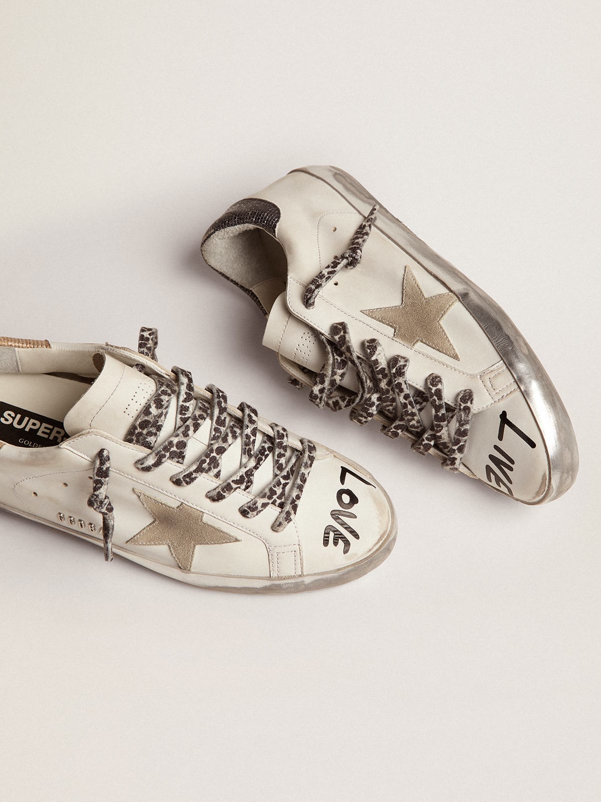 Sneaker Super-Star in pelle bianca con stella in suede color grigio ghiaccio e scritta nera a contrasto