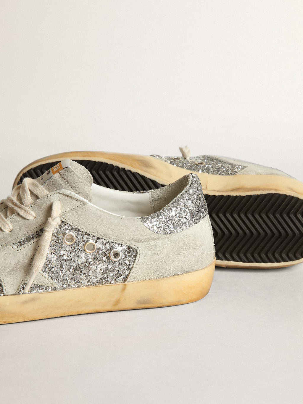 Sneaker Super-Star in glitter argento con stella e inserti in suede color grigio ghiaccio