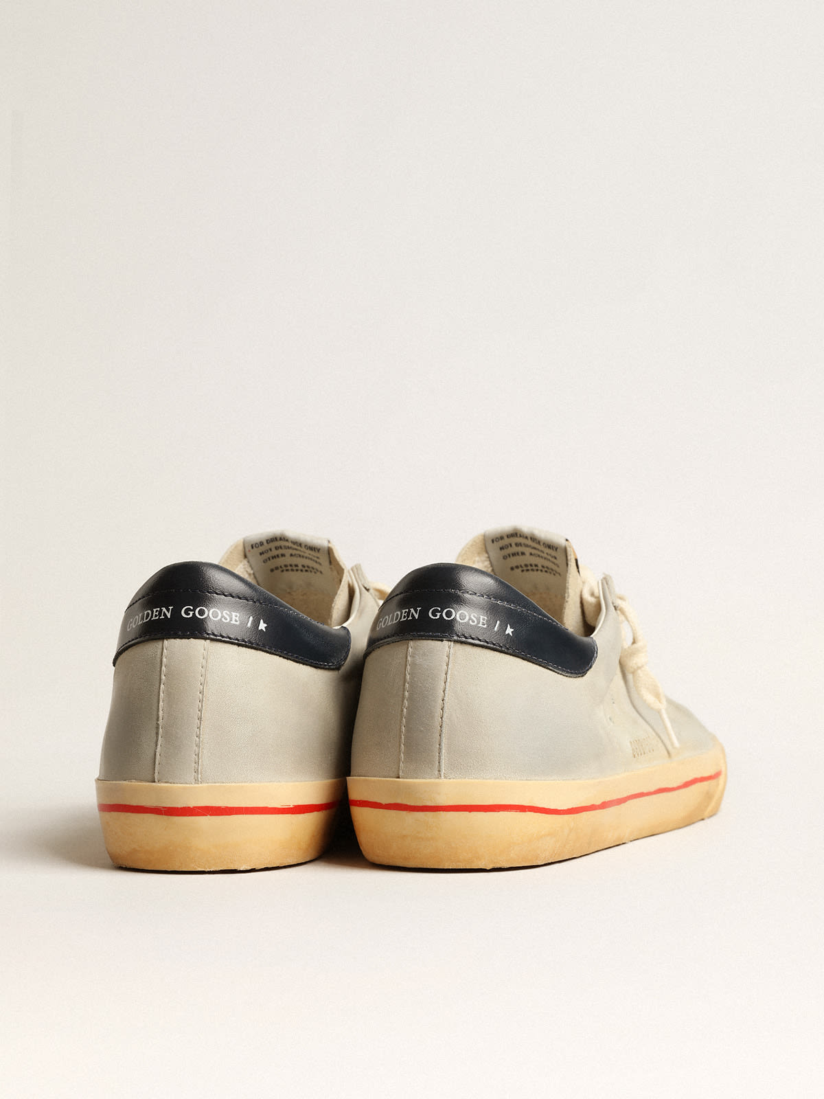 Super-Star in nabuk grigio con stella traforata e talloncino blu