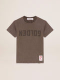 T-shirt color verde oliva dal fit regular con scritta Golden sul davanti