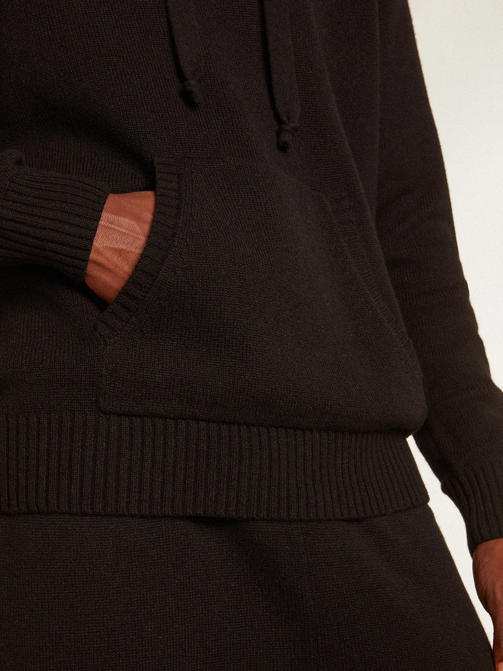 Felpa uomo misto cashmere color nero e cappuccio