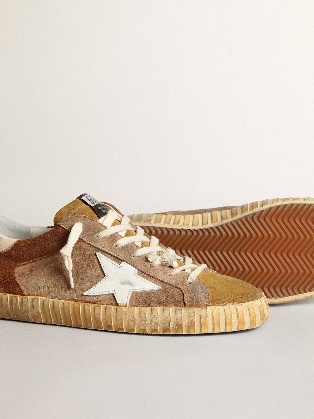 Sneaker Super-Star uomo in suede color tabacco e marrone con stella in pelle bianca