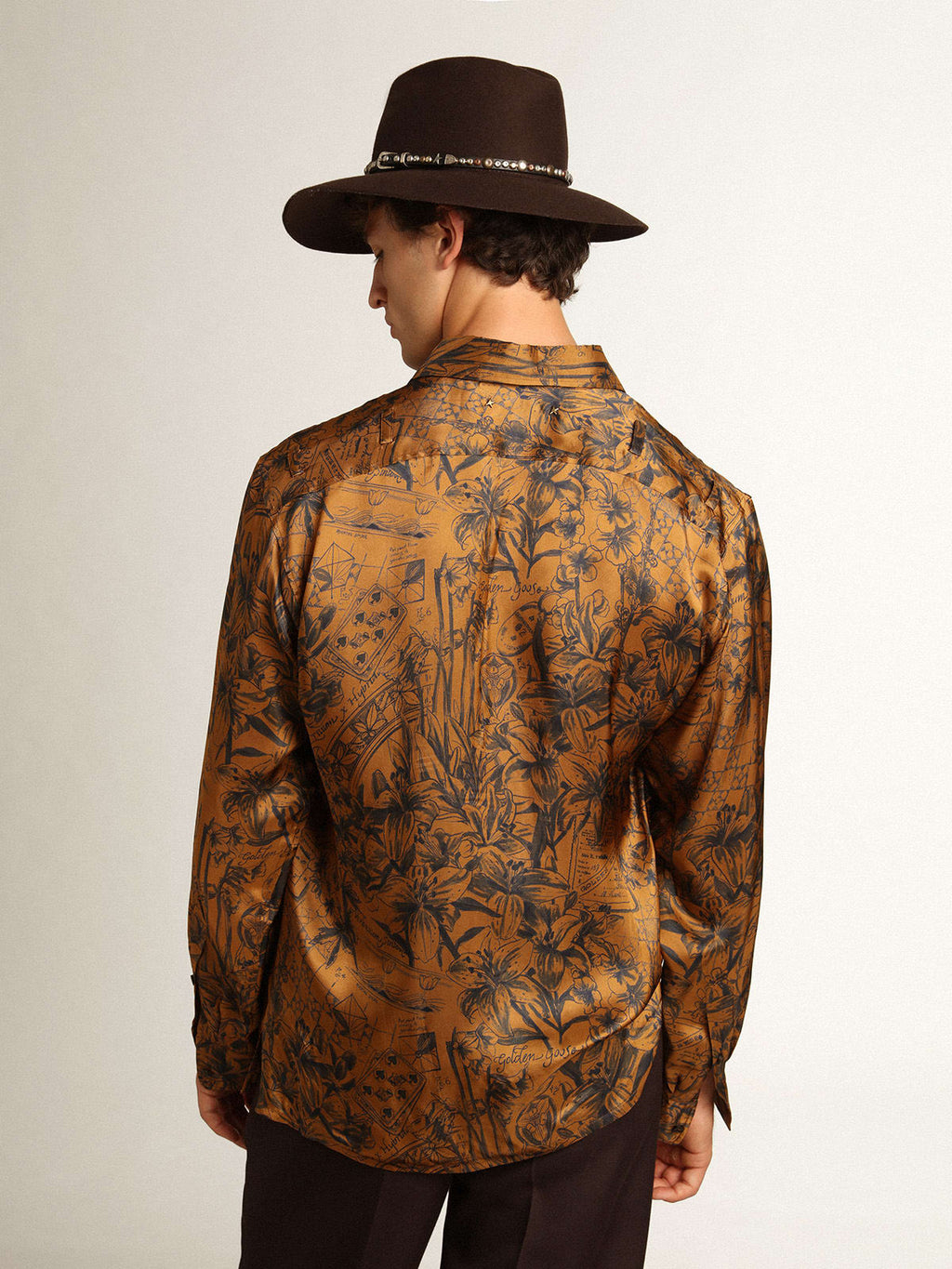 Camicia Collezione Journey di colore marrone dorato con stampa notebook