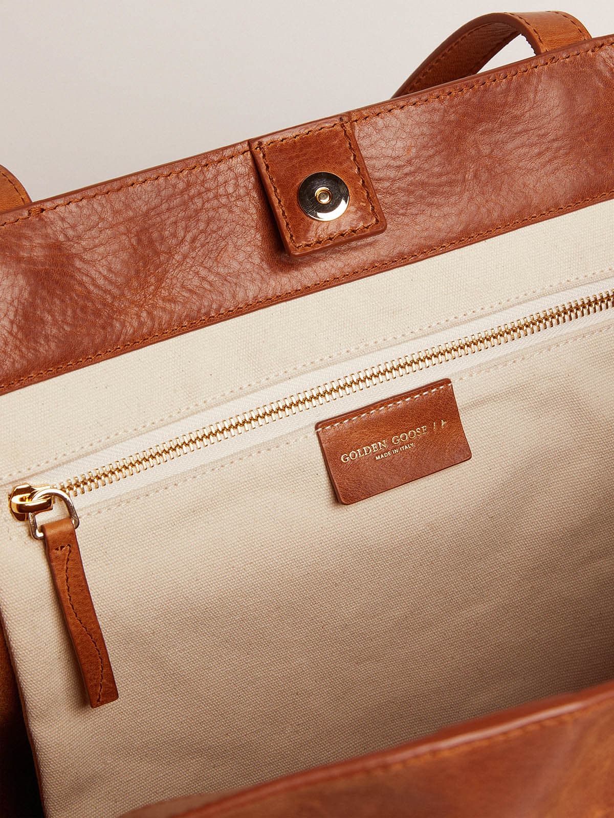Borsa Pasadena Bag color cuoio con logo dorato sul davanti