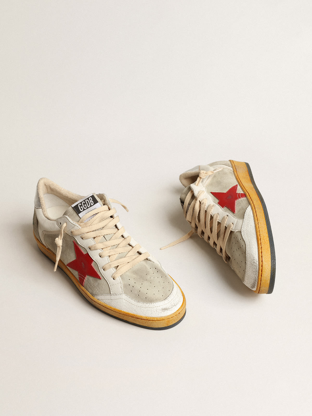 Ball Star in suede grigio con stella rossa e talloncino argento