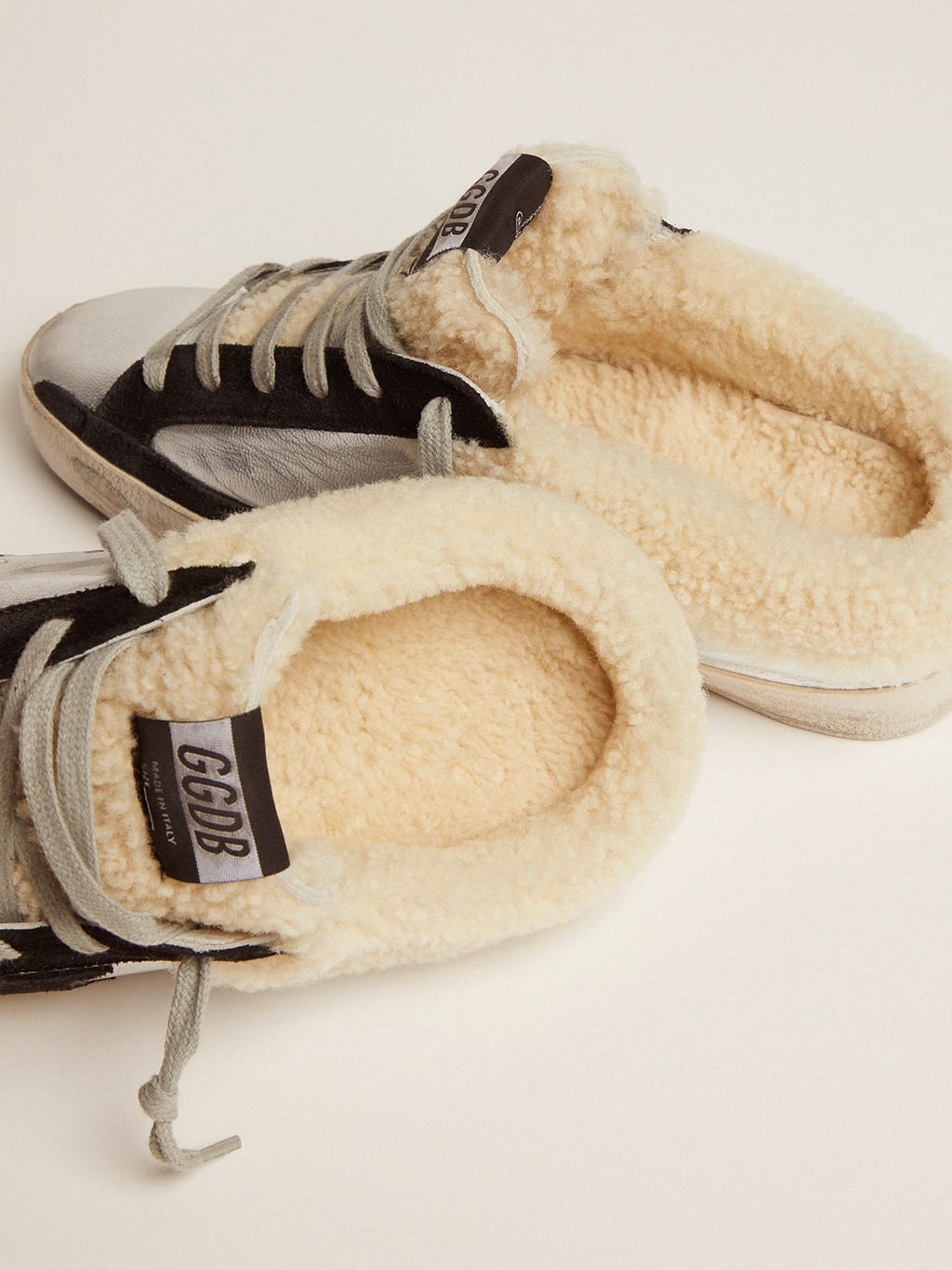 Super-Star Sabot in pelle laminata color argento con stella in suede nero