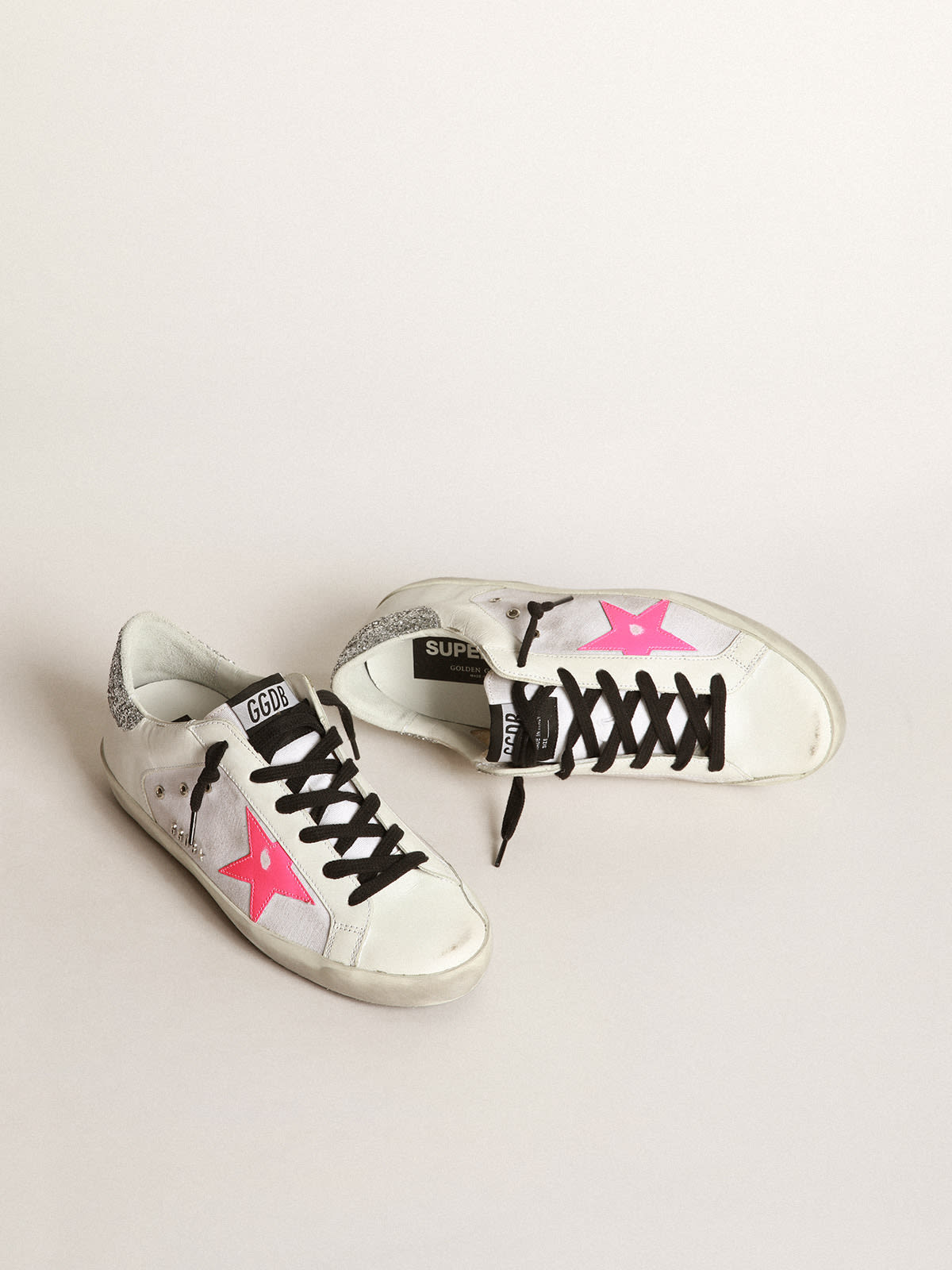 Sneaker Super-Star in pelle e canvas bianchi con stella in pelle rosa shocking e talloncino in glitter argento