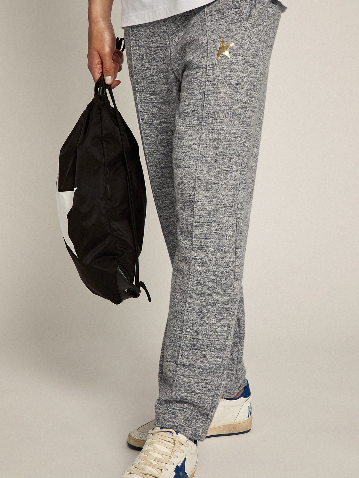 Pantalone jogging di colore grigio con stella dorata sul davanti