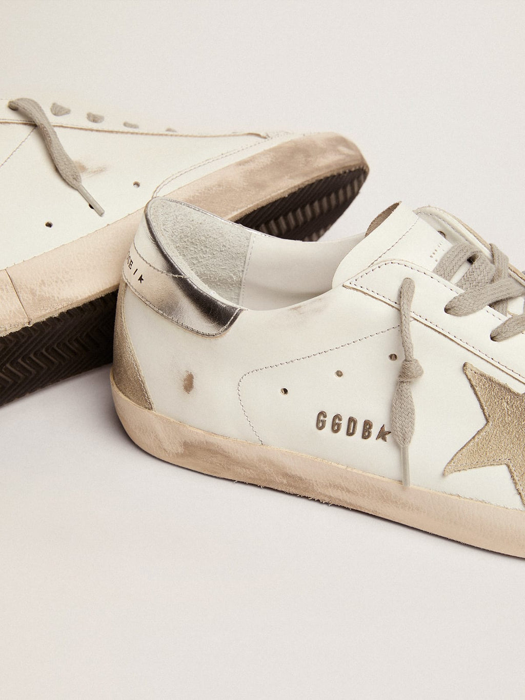 Sneakers Super-Star uomo con talloncino argentato e metal studs lettering