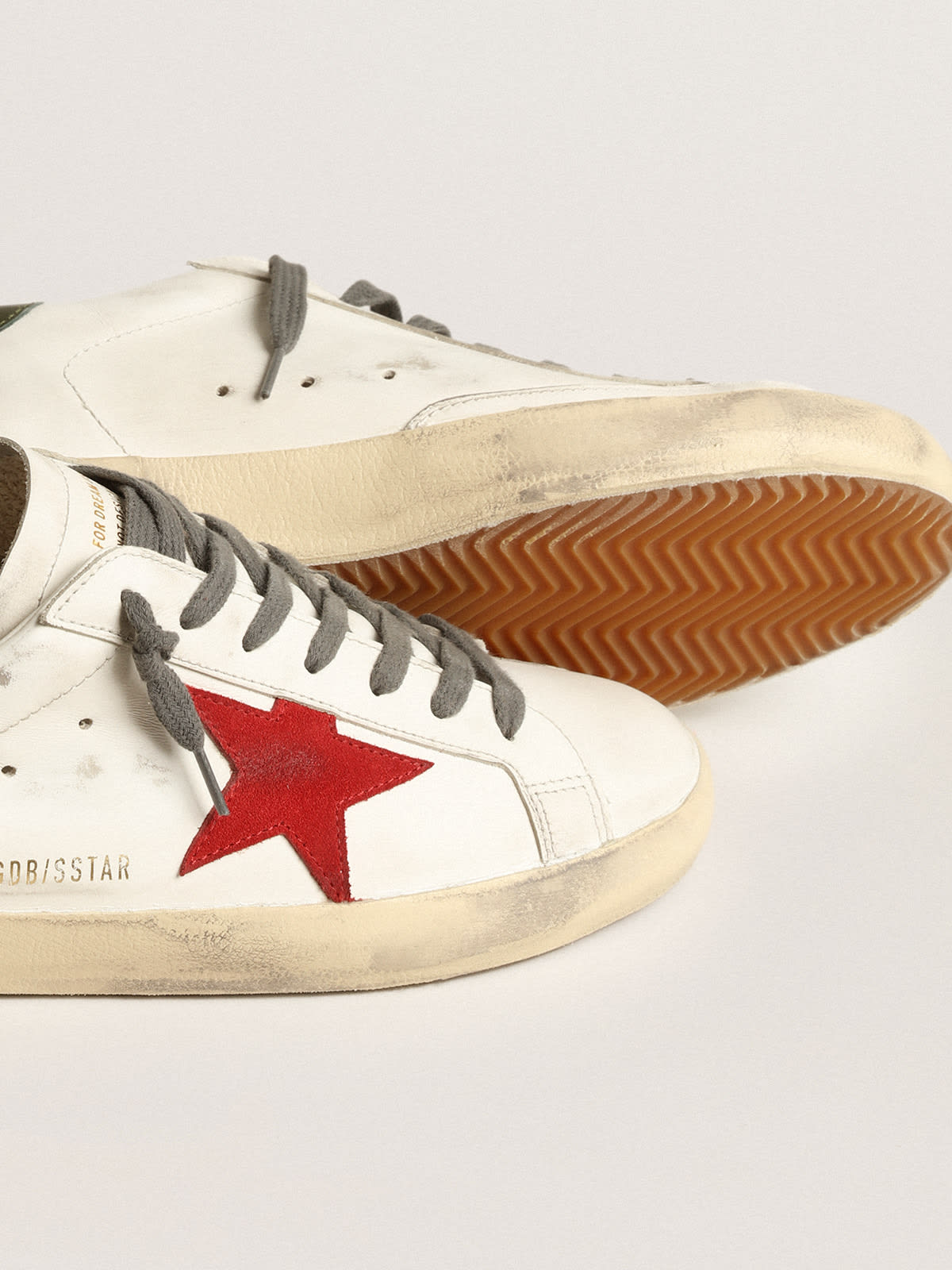 Super-Star con stella in suede rosso e talloncino in pelle verde
