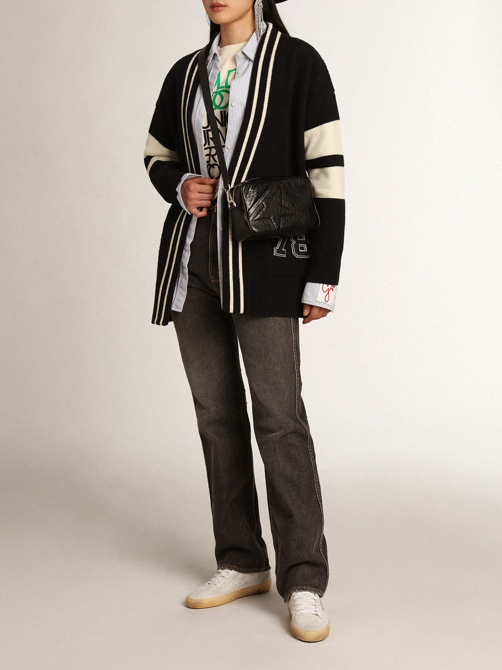 Cardigan Collezione Journey color blu con cintura in vita, profili a contrasto e scritta bianca sul retro