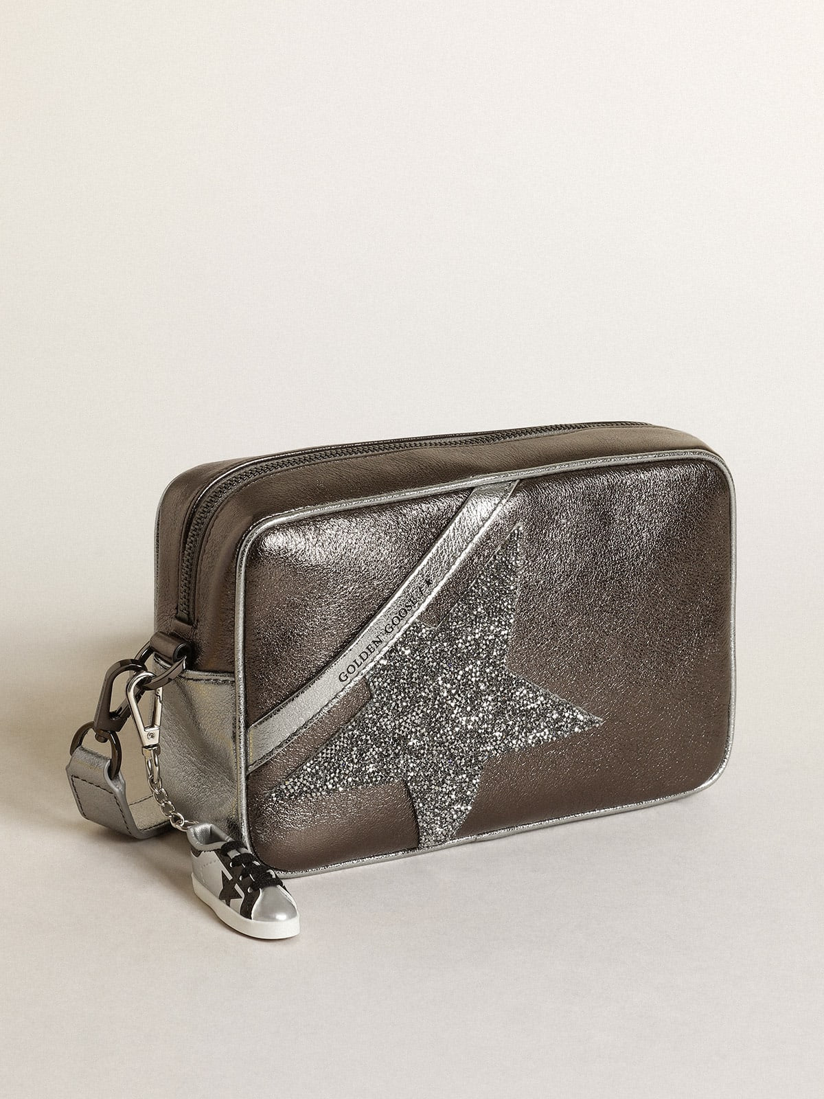 Borsa Star Bag in pelle laminata color argento e grigio antracite con stella in cristalli Swarovski