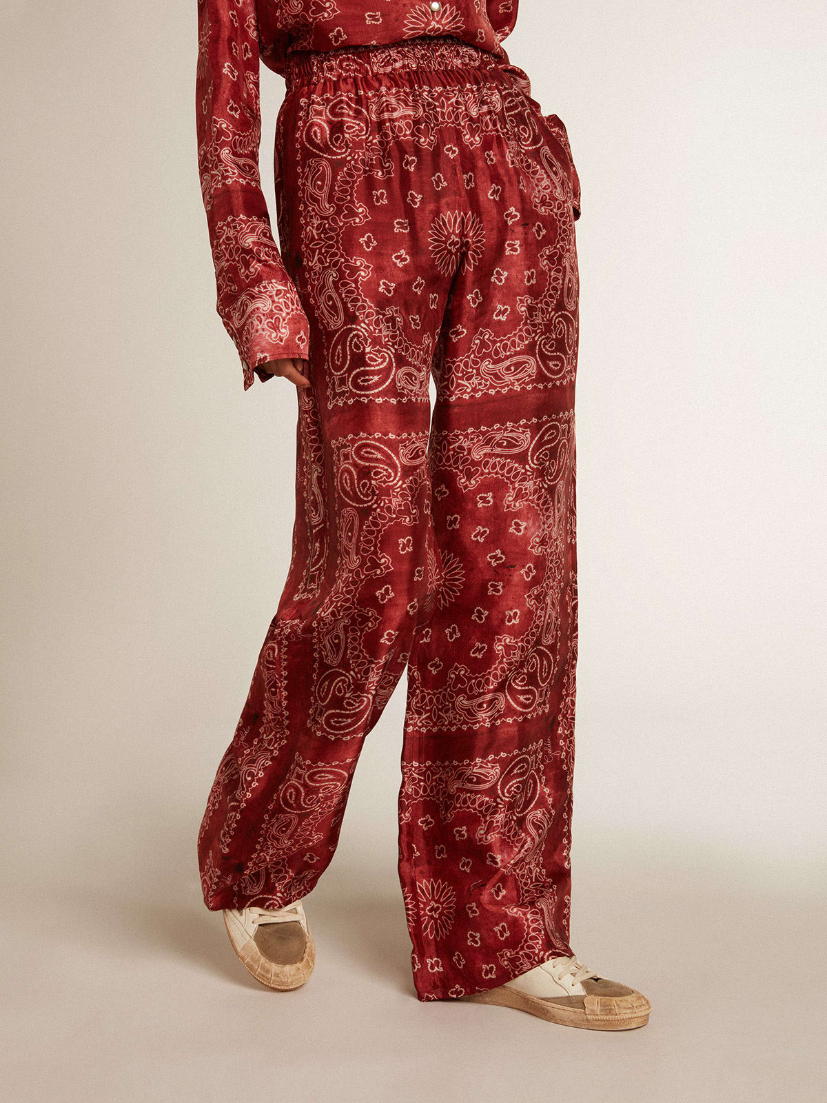 Pantalone jogging di colore bourdeaux con stampa paisley