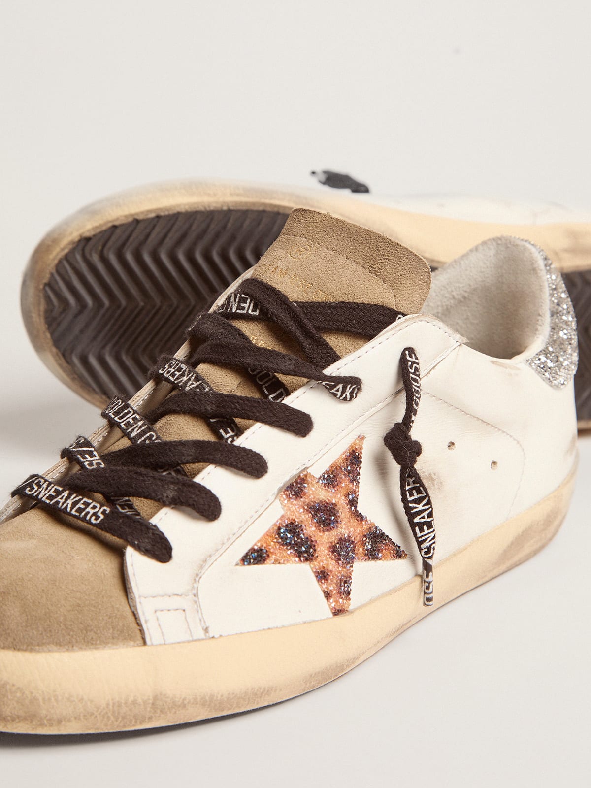 Super-Star con stella in cristalli con stampa leo e talloncino argento