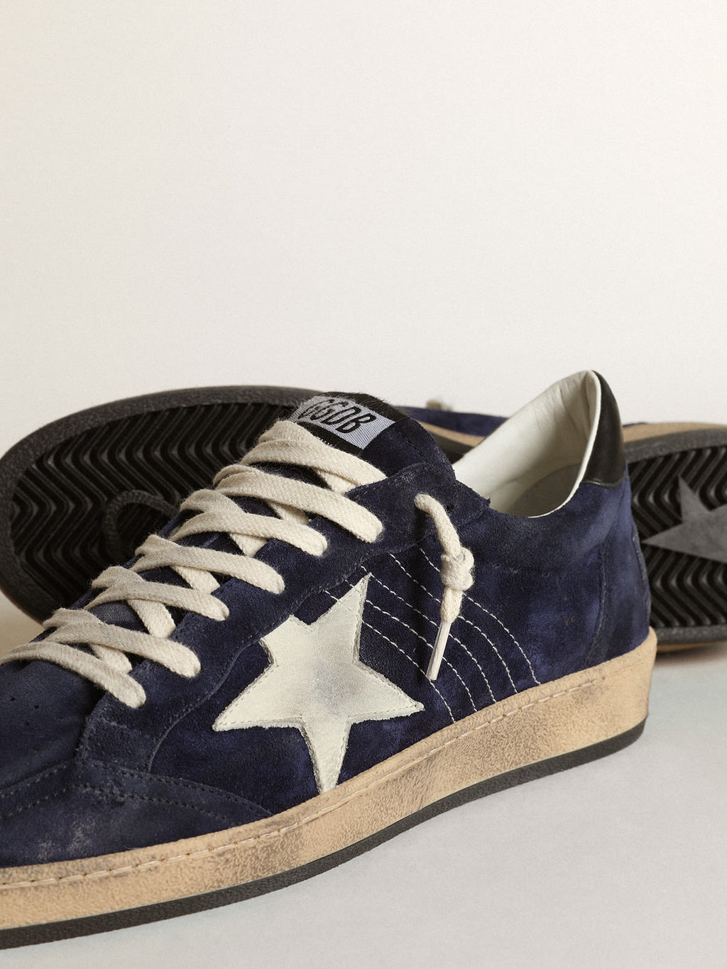 Sneaker Ball Star in suede blu scuro con stella in nabuk bianco sporco e talloncino in nappa nera