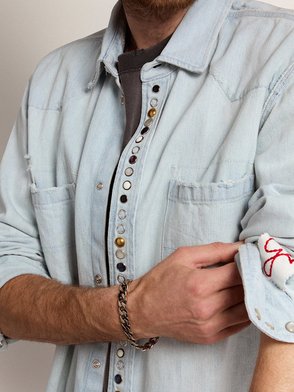 Camicia in jeans bleached Collezione Golden con borchie martellate