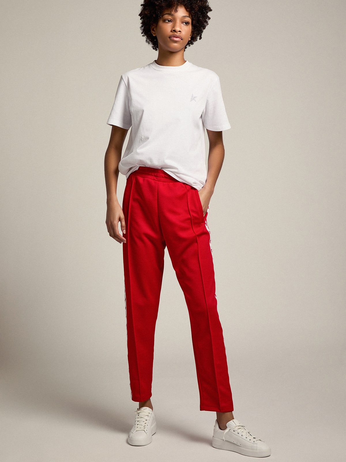 Pantalone jogging da donna di colore rosso con stelle rosse sui lati