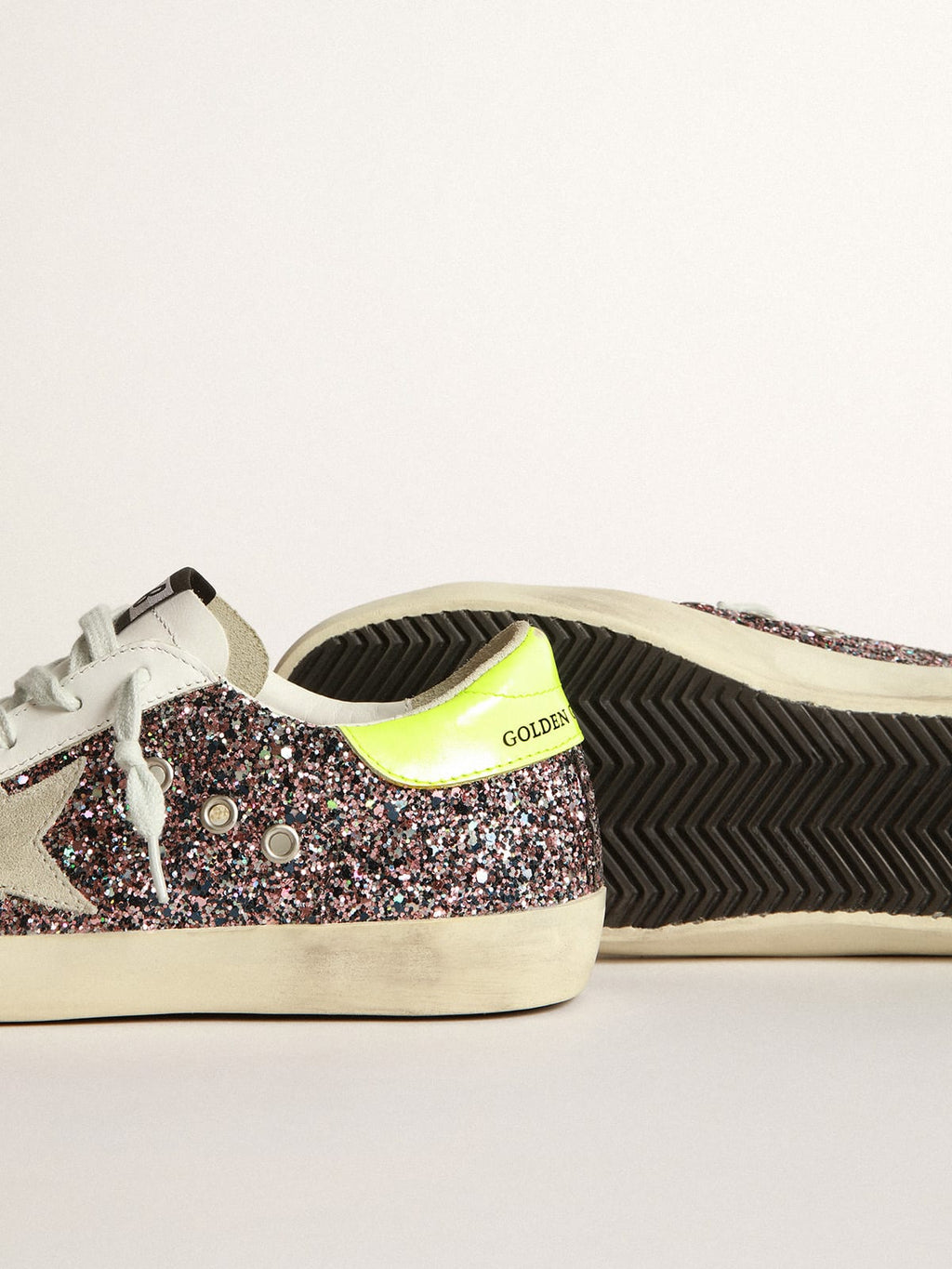 Sneaker Super-Star in glitter grigio e rosa con stella in suede grigio ghiaccio e talloncino in pelle giallo fluo