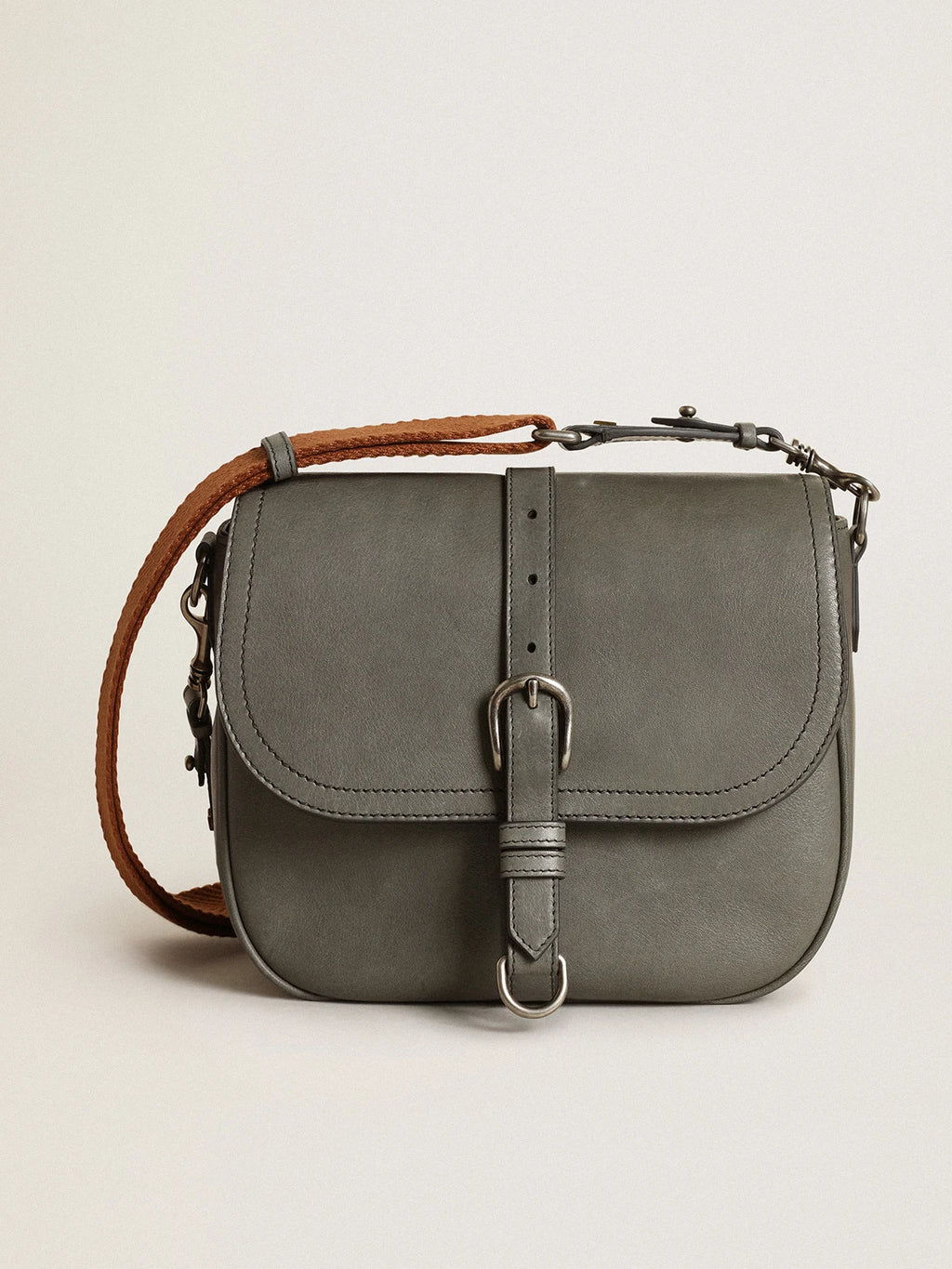 Borsa Sally Bag medium in pelle color grigio pietra con fibbia e tracolla a contrasto