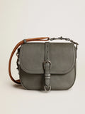 Borsa Sally Bag medium in pelle color grigio pietra con fibbia e tracolla a contrasto